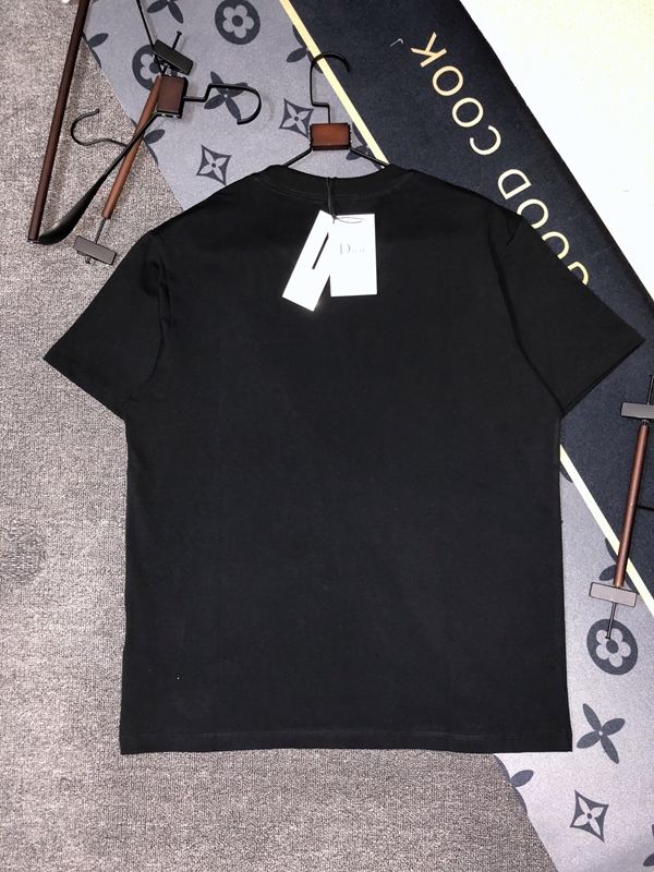 ブランドTシャツ着用イメージ